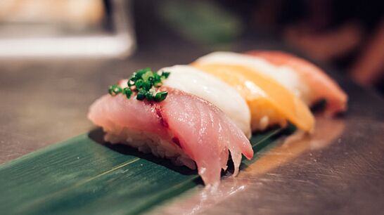 Los platos de pescado fresco son un tesoro de proteínas y ácidos grasos en la dieta japonesa. 