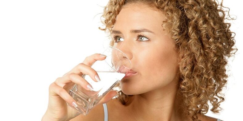 En tu dieta, debes beber 1, 5 litros de agua purificada además de otros líquidos