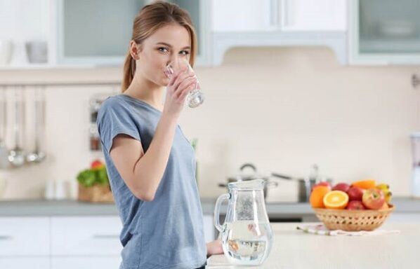 Beber agua antes de las comidas, dieta perezosa para adelgazar. 