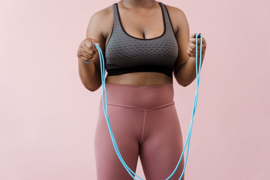 Saltar la cuerda es un ejercicio aeróbico que puede ayudarte a perder peso en la zona abdominal