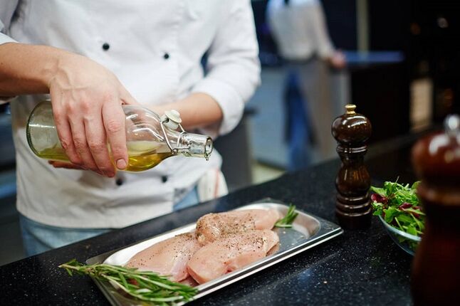 Consuma pollo y aceite de oliva en una dieta cetogénica